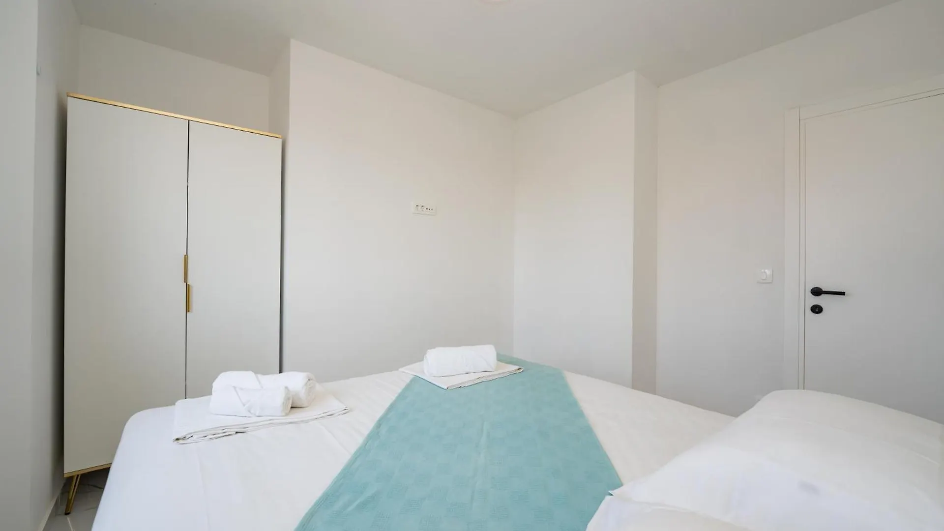 Two-Bedroom Apartment Dominik Mandre