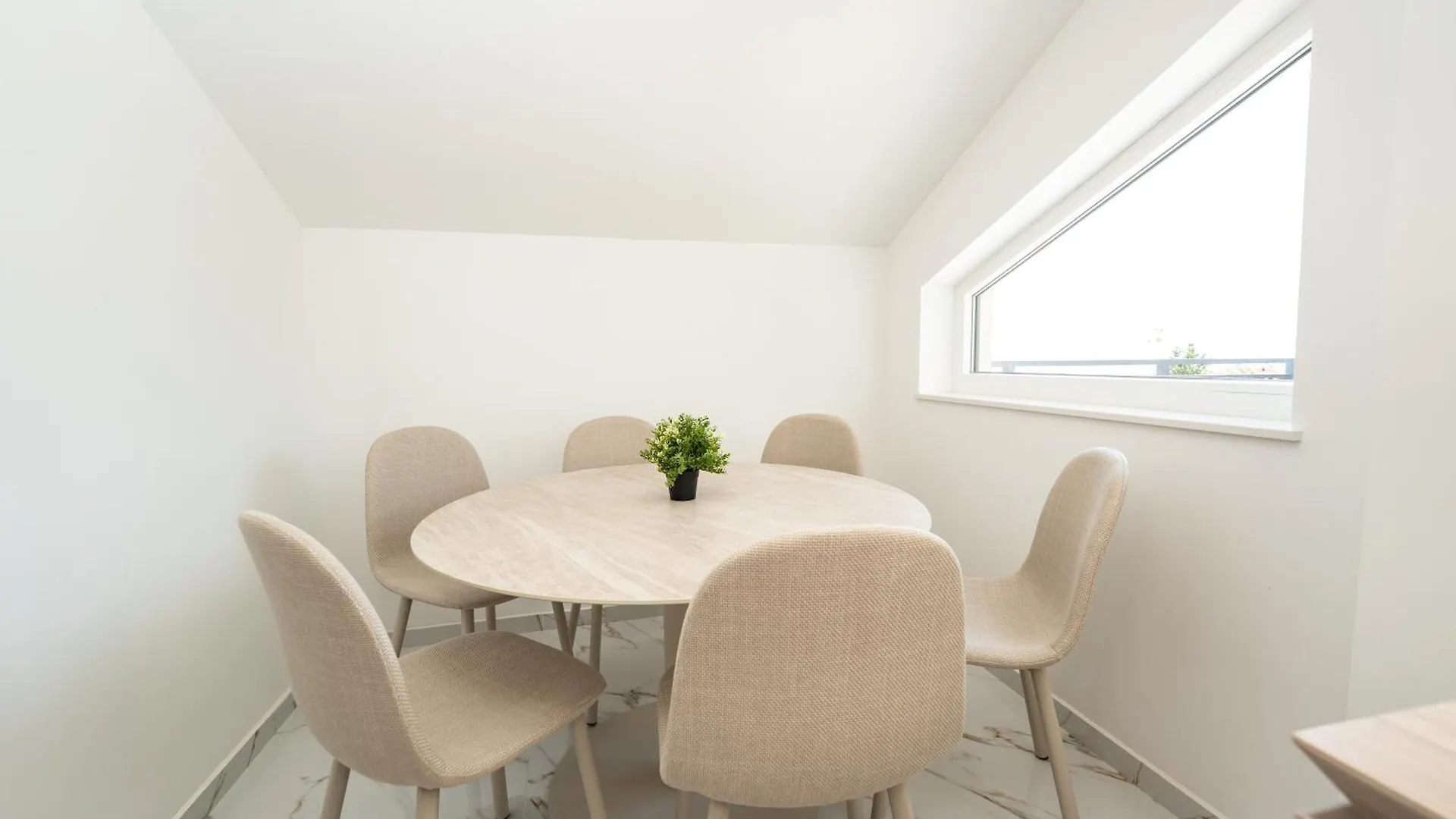 Two-Bedroom Apartment Dominik Mandre