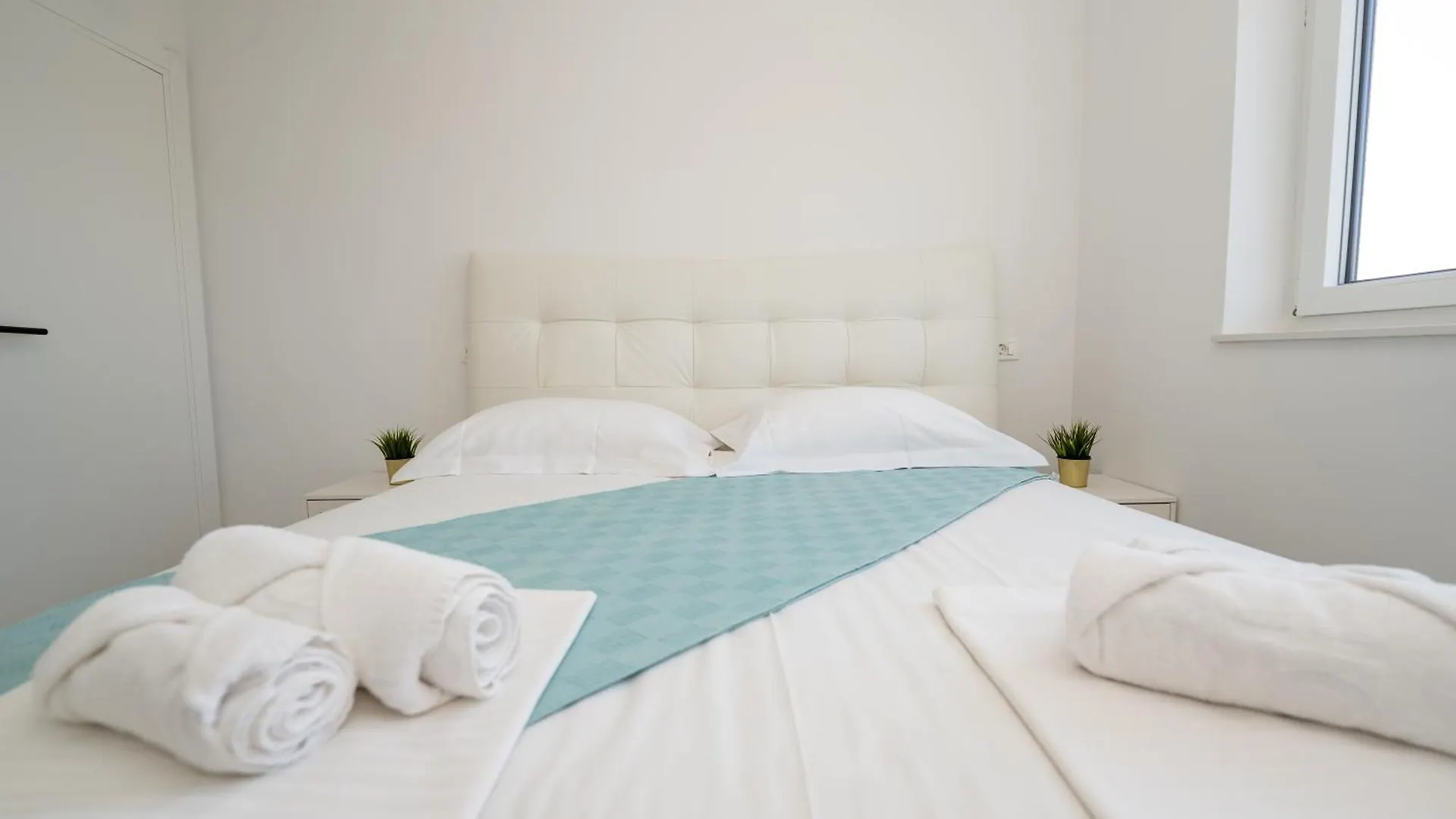 Two-Bedroom Apartment Dominik Mandre
