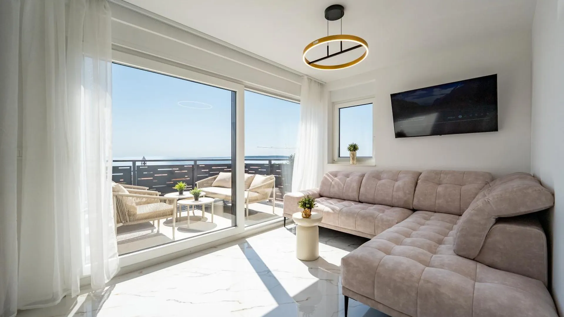 Two-Bedroom Apartment Dominik Mandre