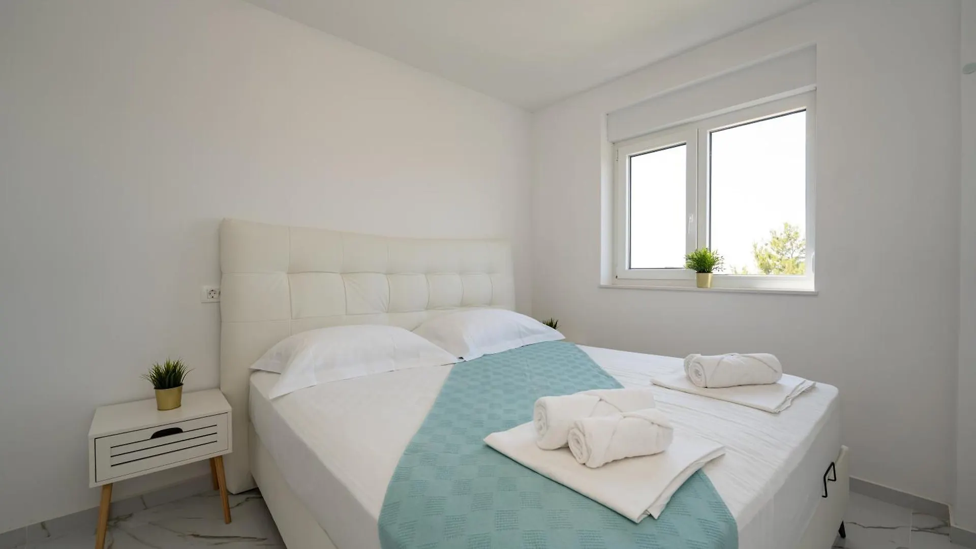 Two-Bedroom Apartment Dominik Mandre
