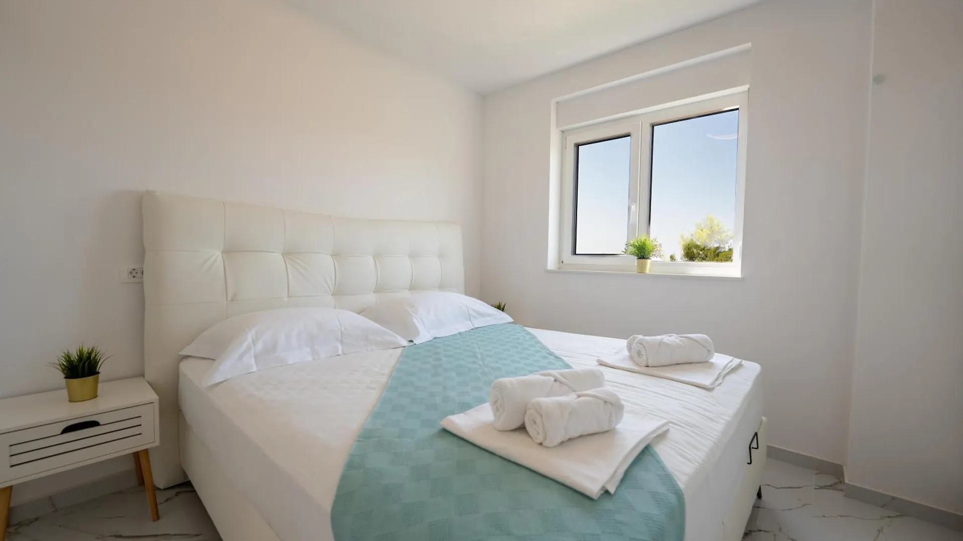 Two-Bedroom Apartment Dominik Mandre